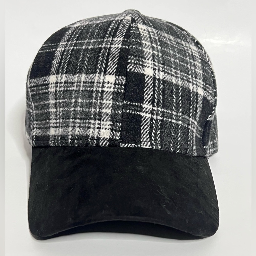 NWT | Black & White Flannel Adjustable Hat